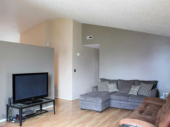 4th image of 830 Walton Ct