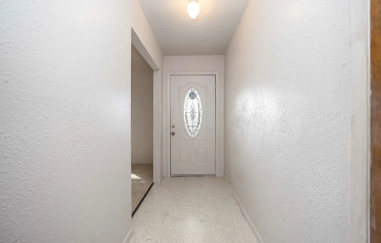 3 bed, 2.0 bath, 1631 sqft, $1,800 — Photo 2