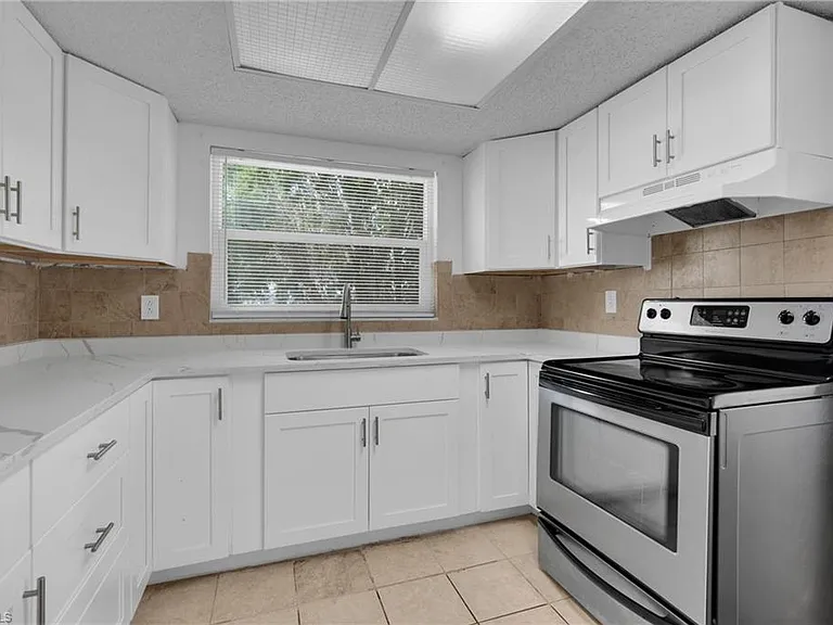 421 SE 24th Ave — Photo 4