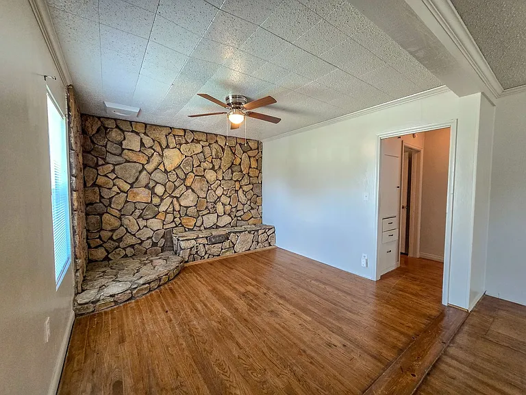 635 W Franklin St — Photo 2