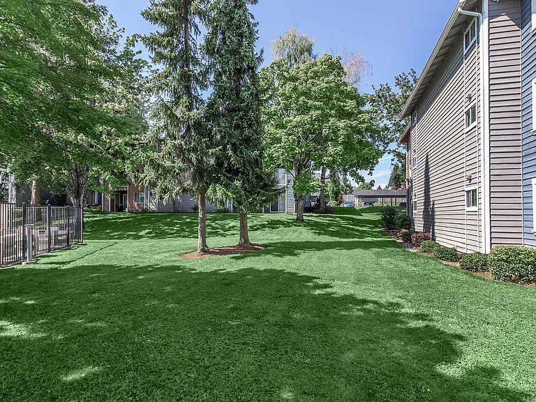 Raintree Village Apartments — Photo 3