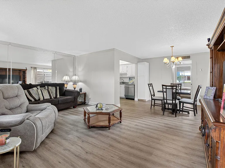 111 Normandy Ln — Photo 1