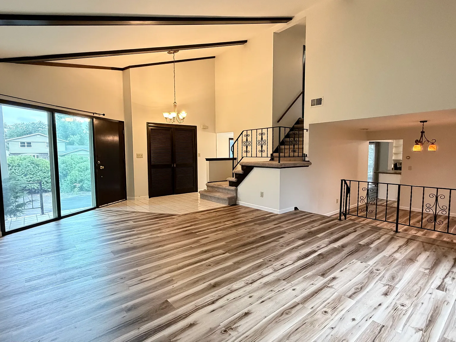 4 bed, 2200 sqft, $3,900 — Photo 2