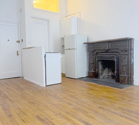 3rd image of 402 W 22nd St APT 2R