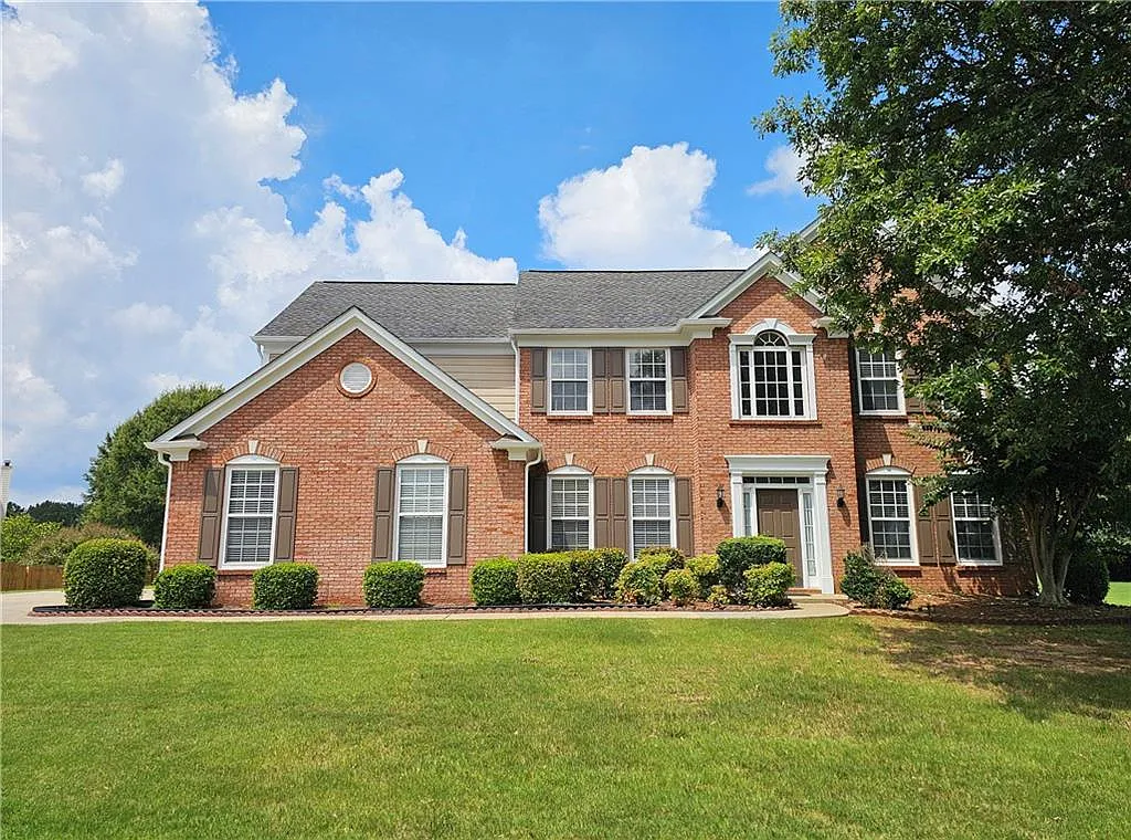 5 bed, 2.5 bath, 2974 sqft, $3,200 — Photo 2
