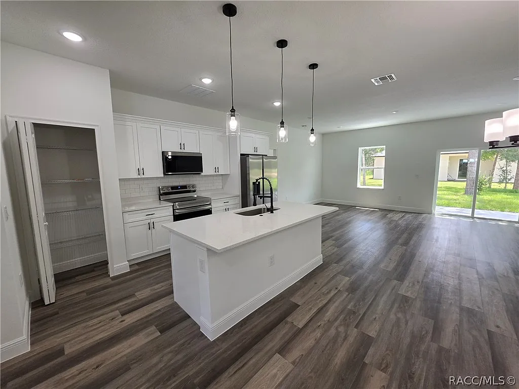 4 bed, 2.0 bath, 1833 sqft, $2,200 — Photo 4