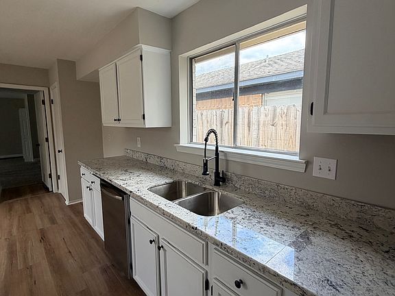4th image of 325 Drury Ln