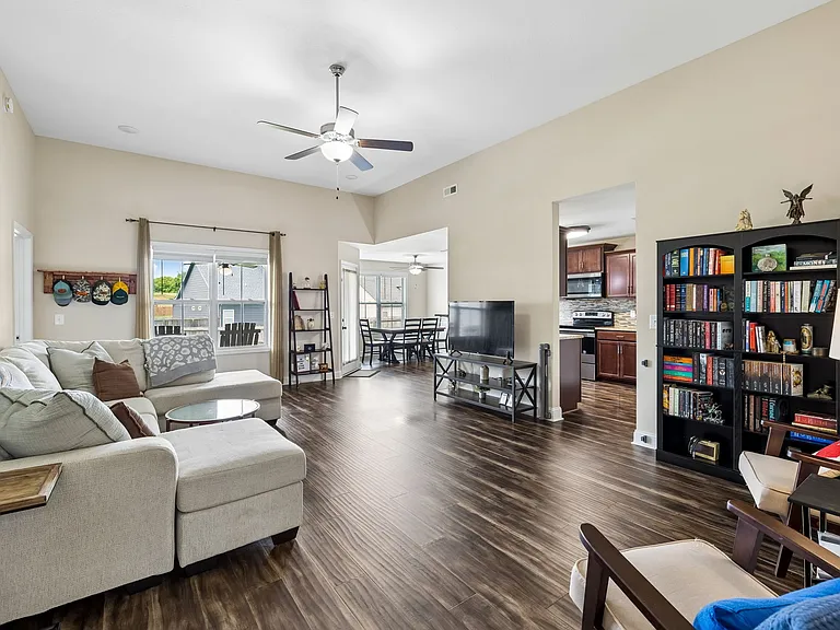 1151 Eagles Bluff Dr — Photo 5