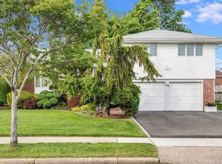 34 S Oaks Blvd, Plainview, NY 11803