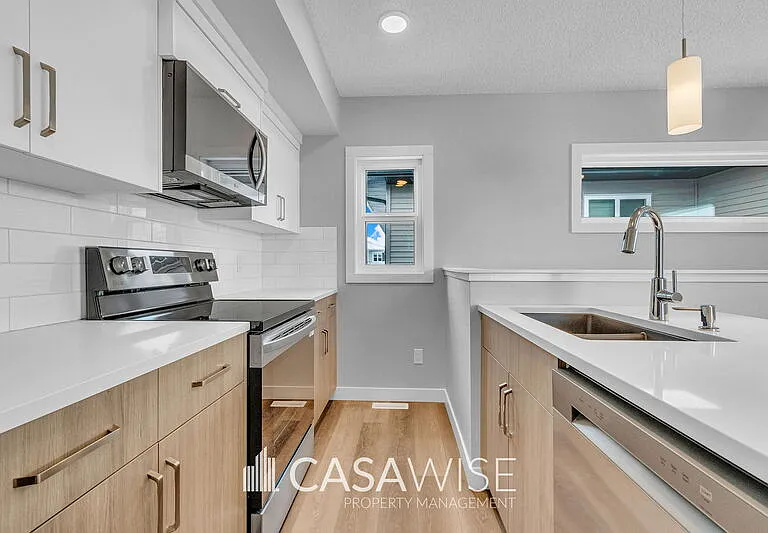 1057G Berg Pl — Photo 3
