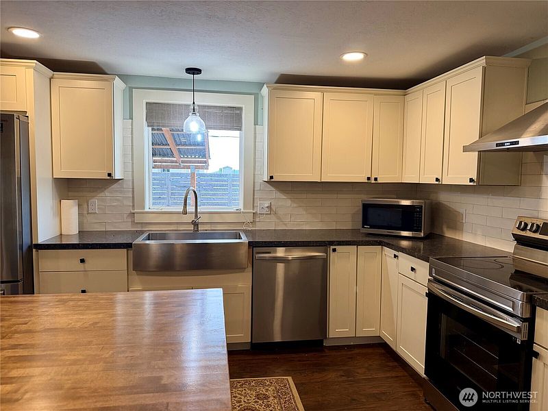 4th image of 230 NW Watson Street
