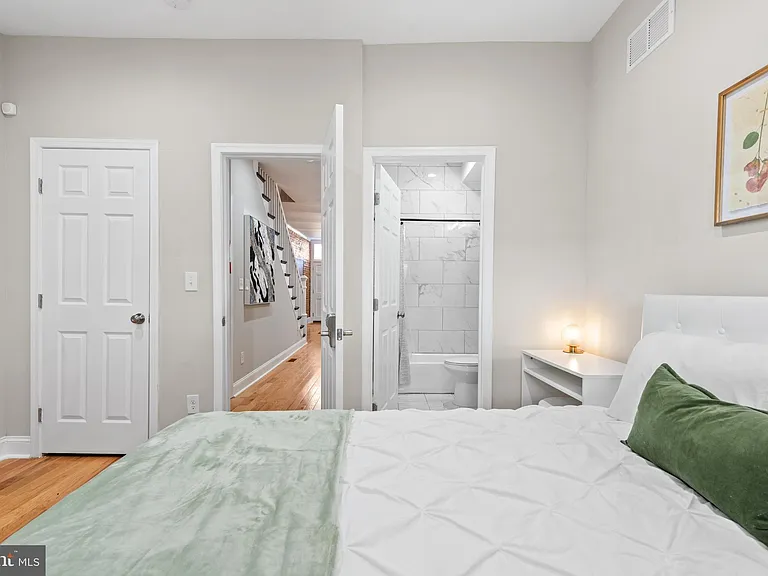 2219 E Chase St — Photo 18