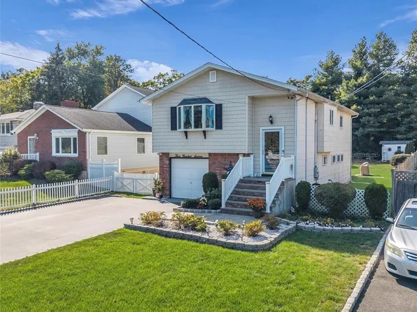 316 Vanderbilt Boulevard, Oakdale, NY 11769