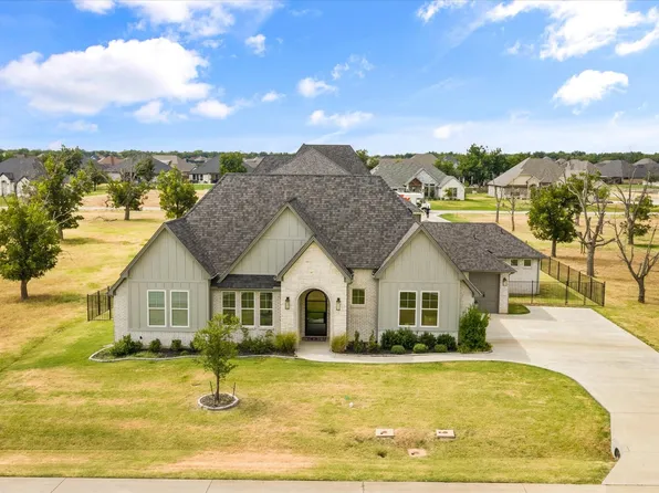 2703 Village Rd, Granbury, TX 76049