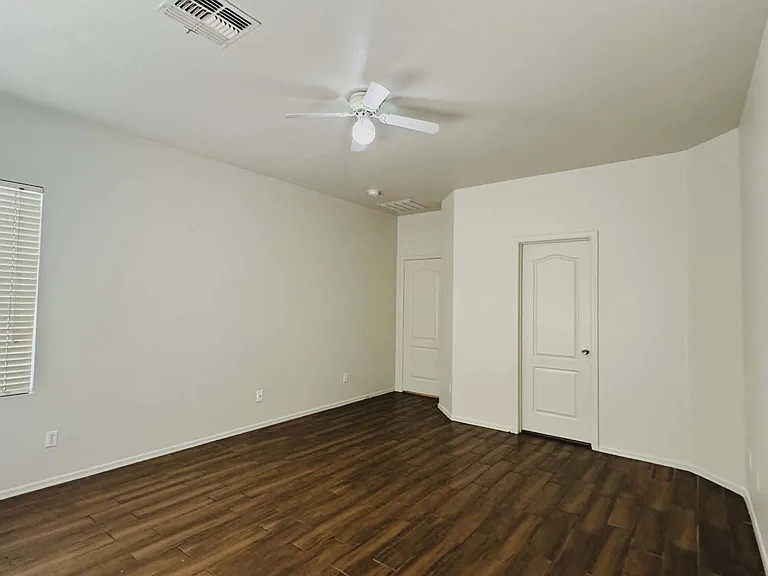 9129 W Alvarado St — Photo 4