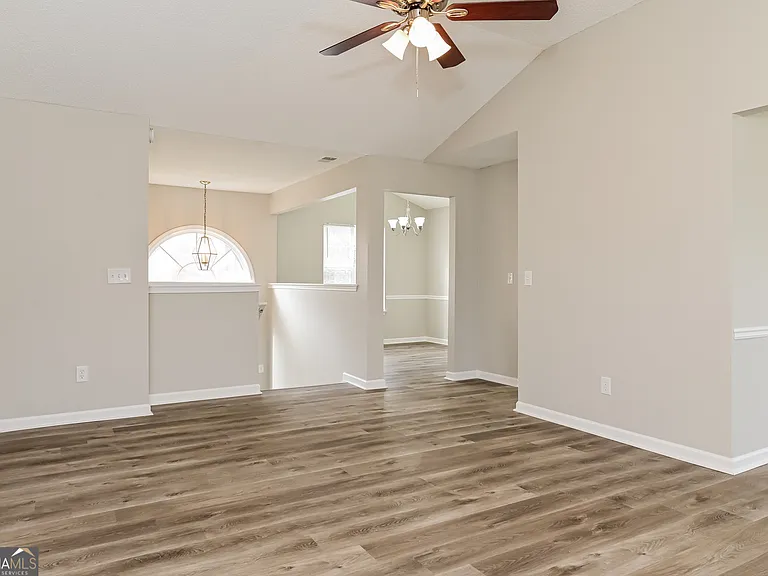 1204 Redbud Ct — Photo 5