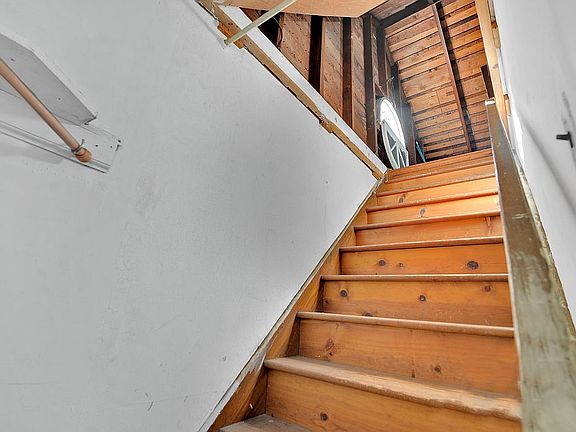 5th image of 213 Ivy Ave