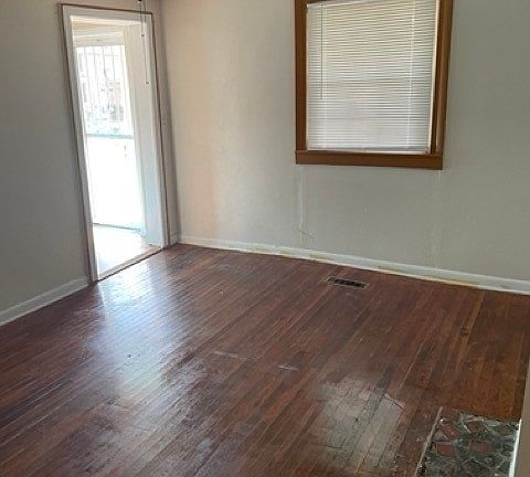 4th image of 1029 Farmer St