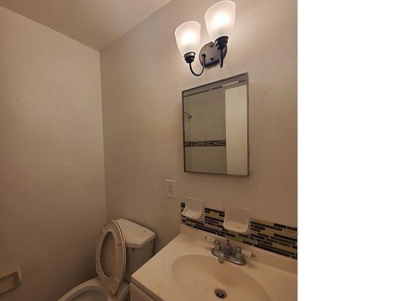 5th image of 4643 Kozart St