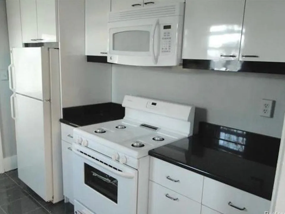 315 W 6th St #5