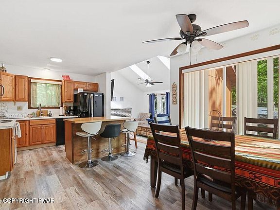 3rd image of 184 Cambridge Ct