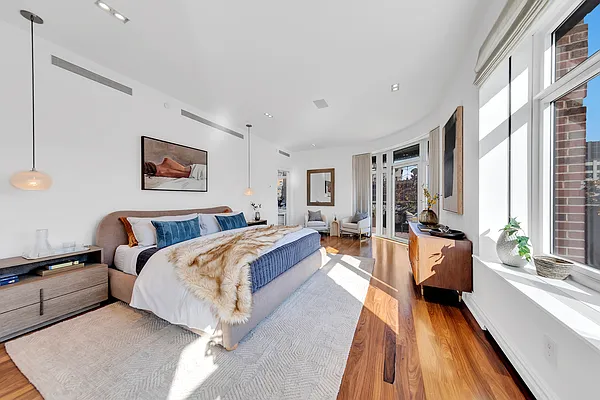 Sold by Sotheby's International Realty | media 10