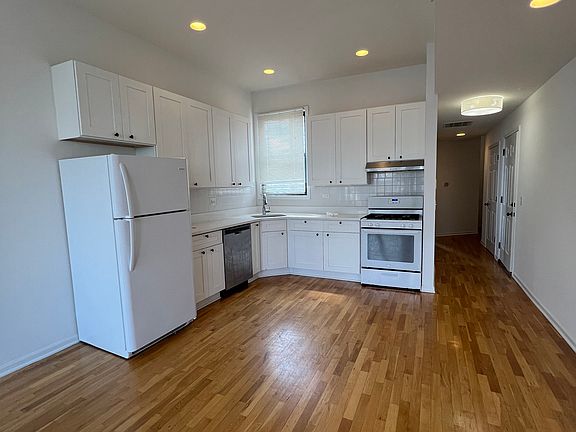 2nd image of 944 N Orleans St #301A