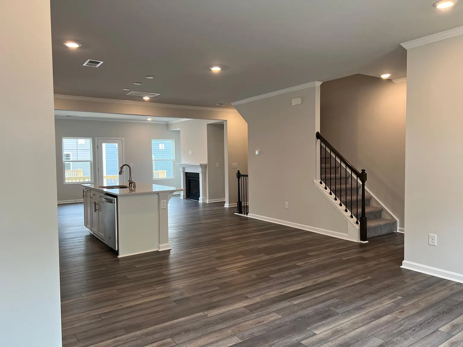 4 bed, 3.5 bath, 2198 sqft, $2,200 — Photo 2