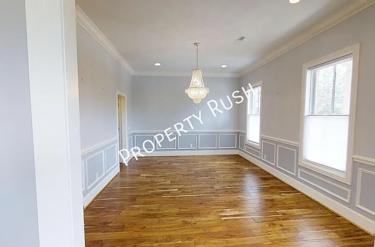 105 E 3rd St — Photo 9