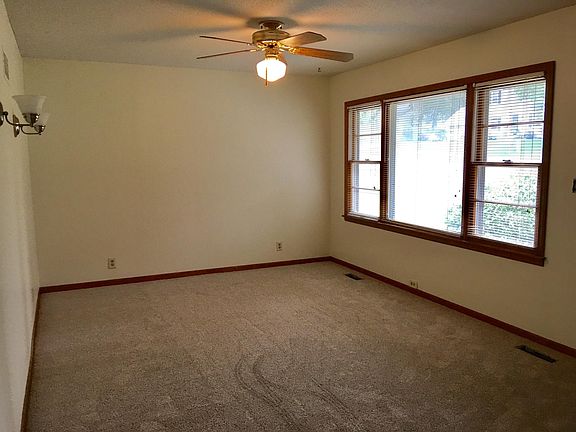 2nd image of 601 W 89th St