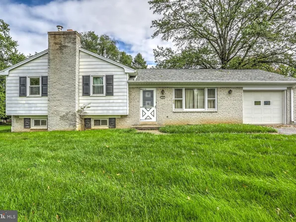 19 S Farmersville Rd, Leola, PA 17540