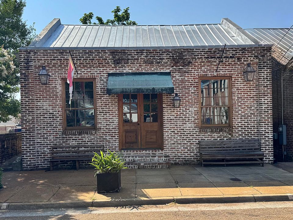 1st image of 207 S Commerce St