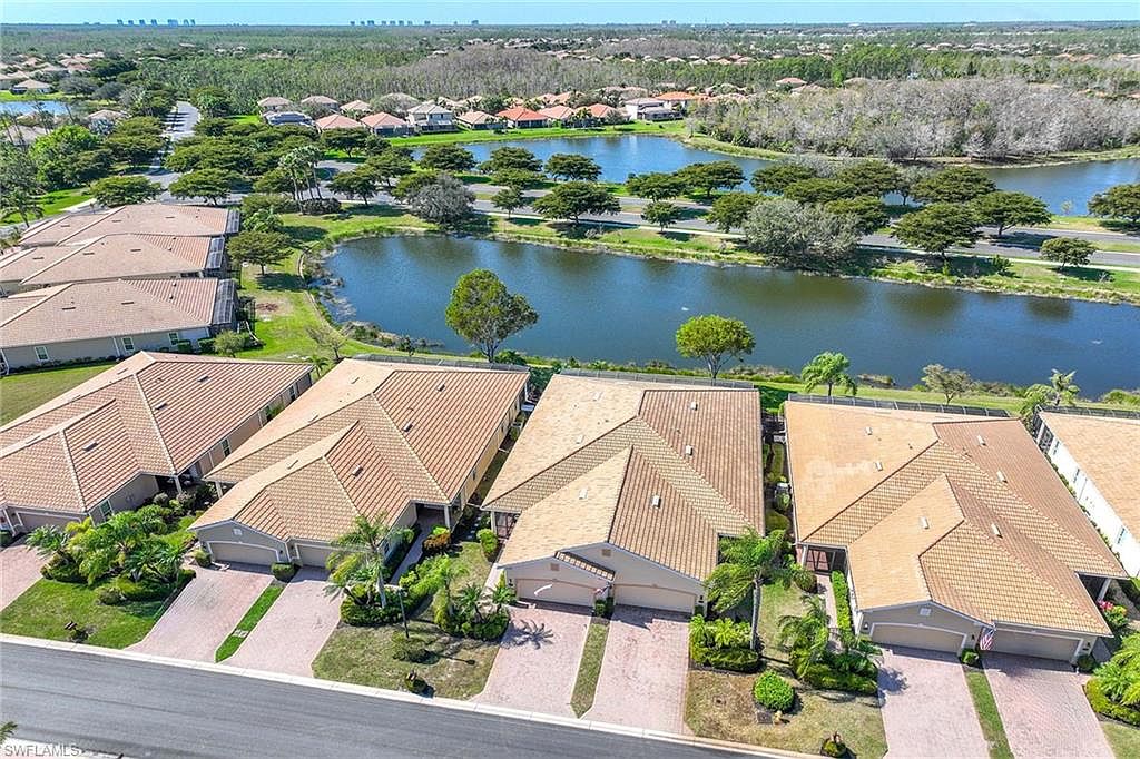 Lucy　0417 Chalk Leather Shoulder Bag For Women | Abbey Mews AW25 | Radley