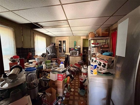 5th image of 927 Clyde St