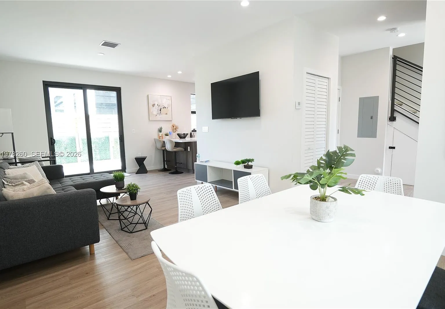 Leisure Townhouses Condo — Photo 1