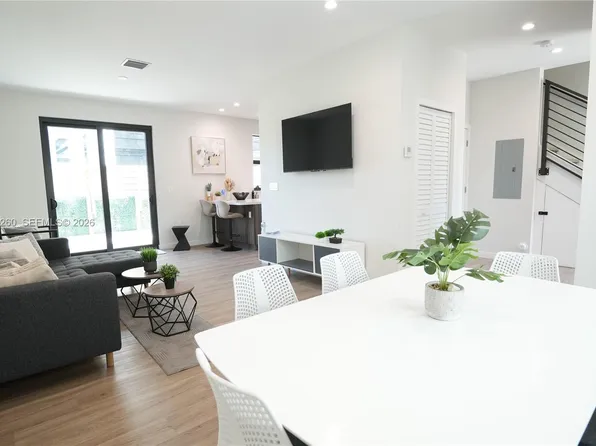 211 SE 4th St #3, Hallandale Beach, FL 33009