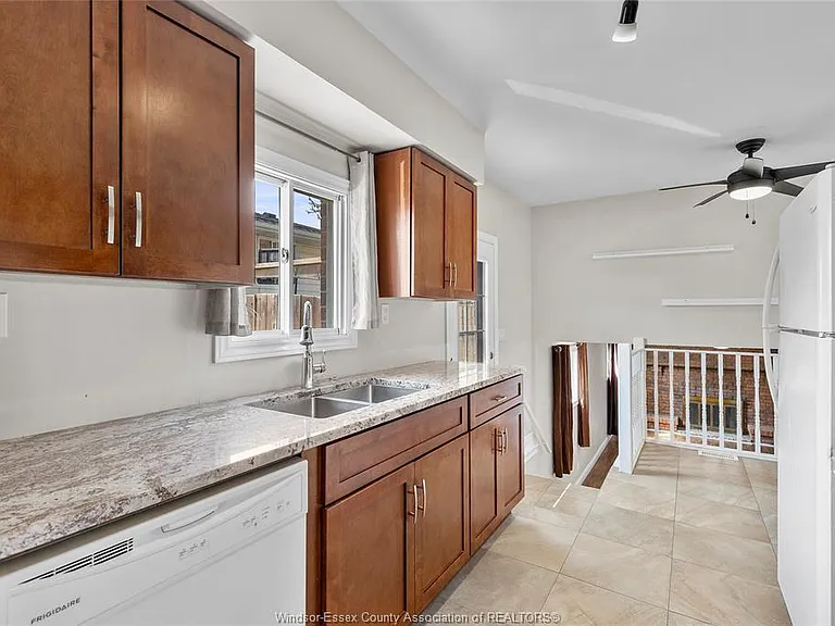 3083 Jefferson Blvd — Photo 3