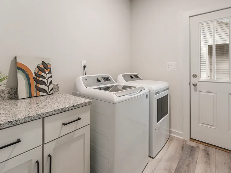 114 S G St — Photo 16