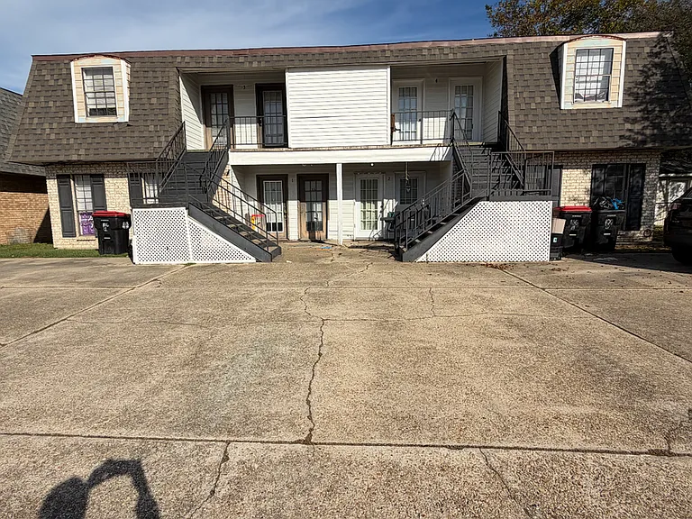 106 Vaucluse Dr — Photo 1