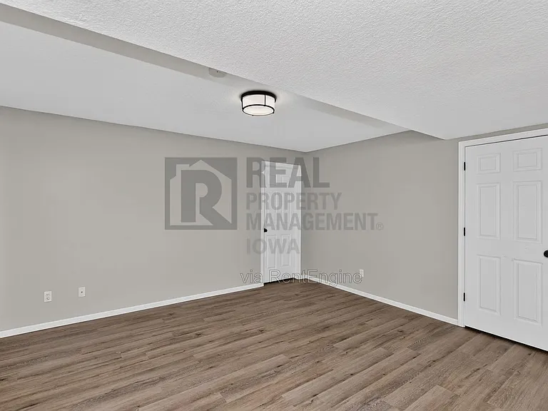 2305 NE Hanover Ct — Photo 33