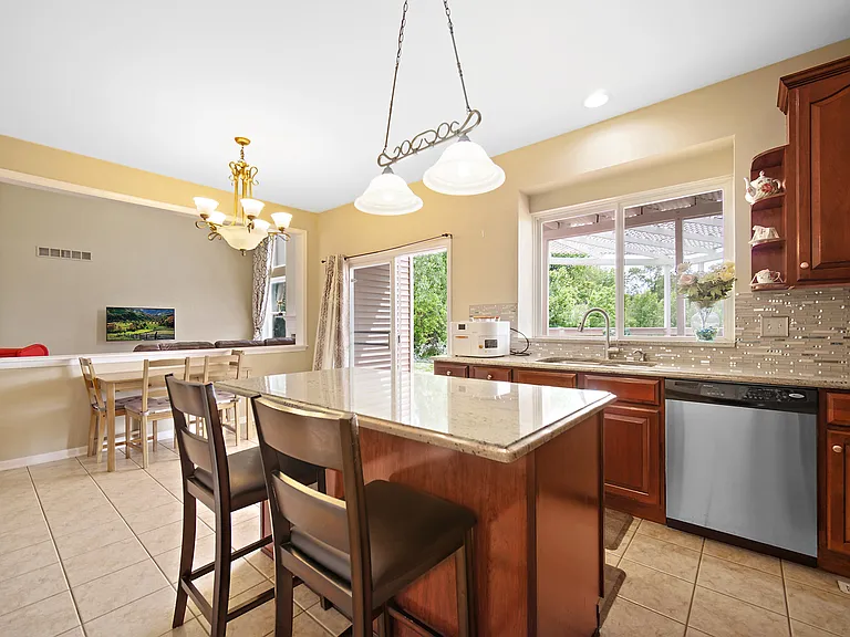 1044 Oakhill Dr — Photo 10