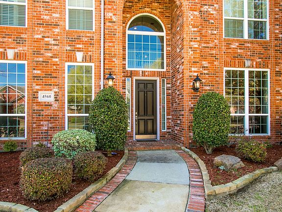 2_Linedwalkwaytocoveredporch.jpg