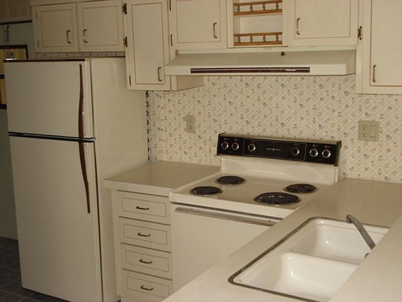 3rd image of 811 Lakeshore Dr