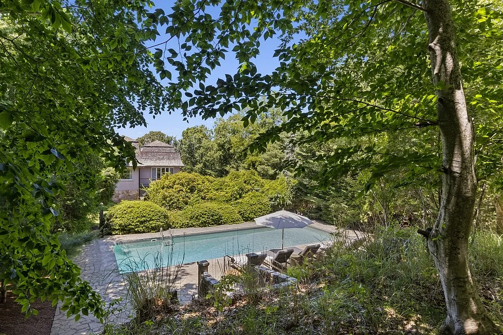 Custom Home With Water Views — Photo 4