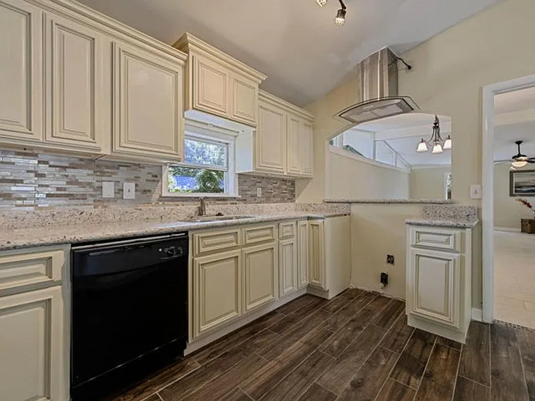 320 Lakeview Blvd — Photo 6