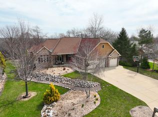 3800 S River Ridge Blvd, Greenfield, WI 53228