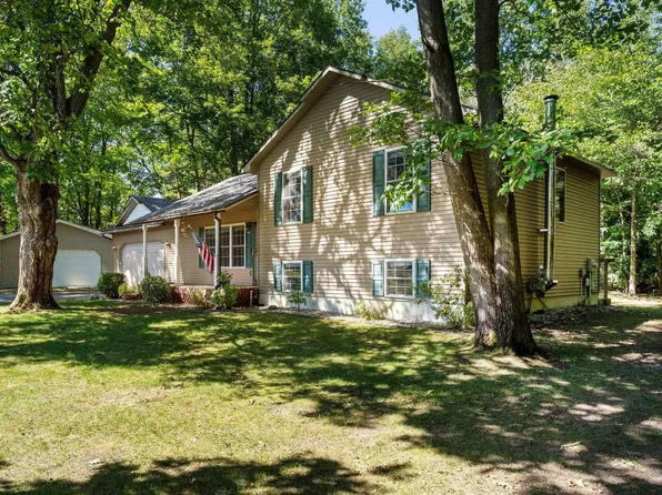 10350 Gray Fox Dr, Interlochen, MI 49643