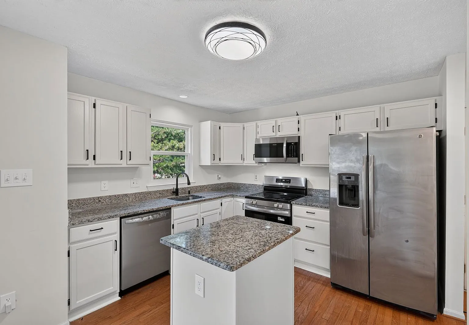 4 bed, 4.0 bath, 2300 sqft, $3,000 — Photo 2