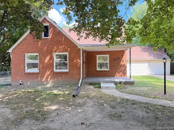 19135 Eastwood Dr, Harper Woods, MI 48225