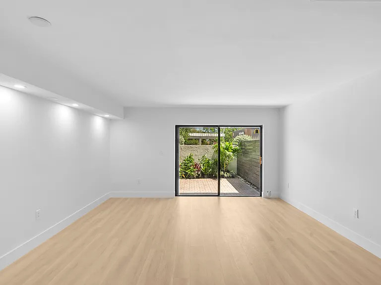 3234 W Trade Ave — Photo 6